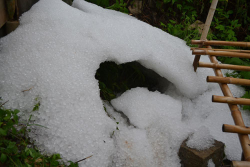 Đá đóng thành "núi" Đá đóng thành "núi"