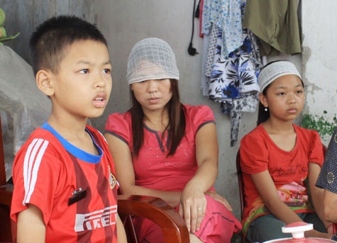 Chị Gấm giờ đây không còn biết nương cậy vào ai để chăm nuôi 2 đứa con lên người. Chị Gấm giờ đây không còn biết nương cậy vào ai để chăm nuôi 2 đứa con lên người.