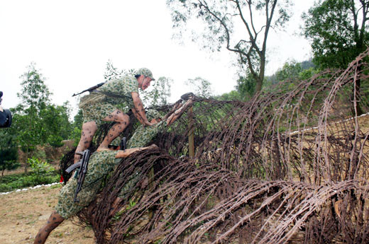 Làm tường để vượt hàng rào bằng dây thép gai.