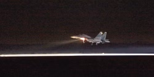 Những chiếc “Hổ mang chúa” tiếp theo dũng mãnh lao vút vào không trung như những mũi tên xuyên đêm.