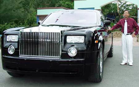 Cùng đình đám với Rolls Royce, nhưng chiếc xe của lão đại gia Lê Ân chưa được đánh giá cao vì không có những dấu hiệu đặc trưng của một chiếc xe được đặt chính hãng. Cùng đình đám với Rolls Royce, nhưng chiếc xe của lão đại gia Lê Ân chưa được đánh giá cao vì không có những dấu hiệu đặc trưng của một chiếc xe được đặt chính hãng.