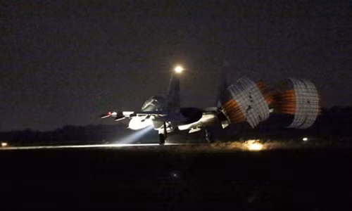 Chiếc máy bay đầu tiên hoàn thành chuyến bay trở về an toàn.