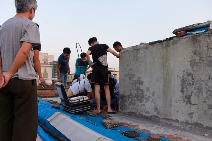 Các bác sỹ đang chăm sóc cho cô gái