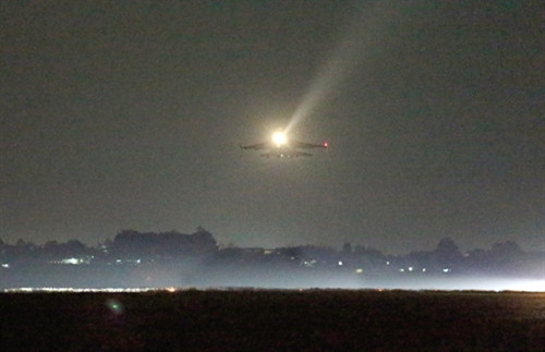 Sau khi bay một vòng, phi công hướng về phía đường băng chuẩn bị hạ cánh… Sau khi bay một vòng, phi công hướng về phía đường băng chuẩn bị hạ cánh…