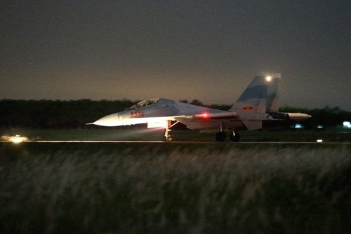 Sau chuyến bay khí tượng trở về, chiếc máy bay đầu tiên di chuyển từ nơi đỗ ra phía đường băng… Sau chuyến bay khí tượng trở về, chiếc máy bay đầu tiên di chuyển từ nơi đỗ ra phía đường băng…