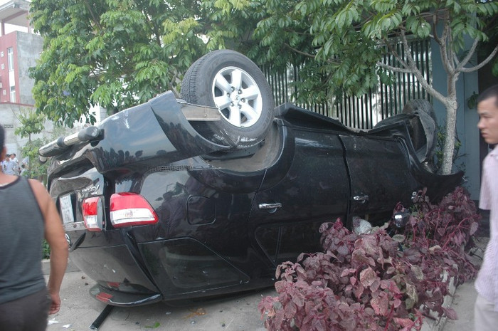 Chiếc xe ôtô bị lộn ngửa khi gây tai nạn Chiếc xe ôtô bị lộn ngửa khi gây tai nạn