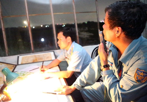 Việc phối hợp giữa các phi công và bộ phận chỉ huy mặt đất, thông tin,… đòi hỏi chặt chẽ và chính xác. Việc phối hợp giữa các phi công và bộ phận chỉ huy mặt đất, thông tin,… đòi hỏi chặt chẽ và chính xác.