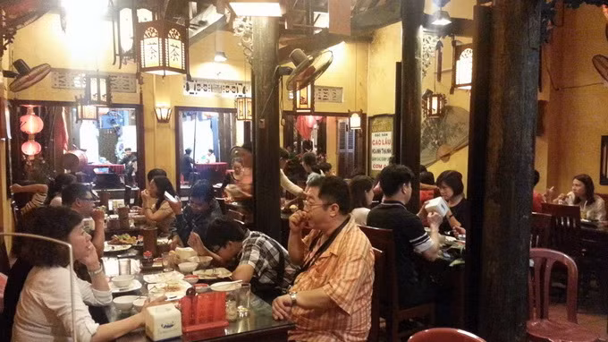 Nhờ không có tình trạng "chặt chém" nên các hàng quán ở Hội An thường đông khách