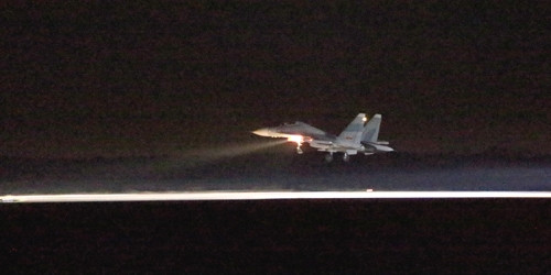 Những chiếc “Hổ mang chúa” tiếp theo dũng mãnh lao vút vào không trung như những mũi tên xuyên đêm. Những chiếc “Hổ mang chúa” tiếp theo dũng mãnh lao vút vào không trung như những mũi tên xuyên đêm.