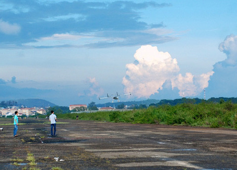 Máy bay hạ cánh.