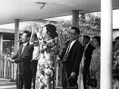 Bà Nguyễn Thị Mai Anh - phu nhân tổng thống Thiệu tại Bệnh viện Vì Dân. Bà Nguyễn Thị Mai Anh - phu nhân tổng thống Thiệu tại Bệnh viện Vì Dân.