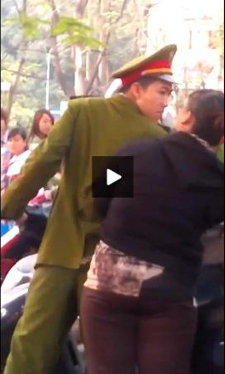 Xảy ra mâu thuãn vì người vi phạm không chịu chấp hành yêu cầu của thanh niên mặc sắc phục công an