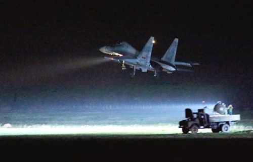 …Nhưng trong bài bay đêm nay, máy bay tiếp tục bay lên thực hiện tiếp một vòng bay nữa sau đó mới hạ cánh. …Nhưng trong bài bay đêm nay, máy bay tiếp tục bay lên thực hiện tiếp một vòng bay nữa sau đó mới hạ cánh.