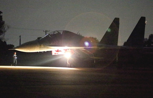 … Để cán bộ kỹ thuật kiểm tra lần cuối trước khi cất cánh. … Để cán bộ kỹ thuật kiểm tra lần cuối trước khi cất cánh.