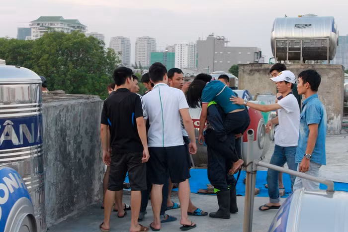 Cô gái được lực lượng chức năng cứu giúp kịp thời