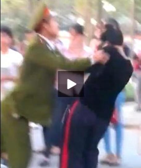 Khi thấy người phụ nữ đi cùng vào can ngăn, thanh niên này đã lao tới xô đẩy chị này ngã sấp mặt xuống đường