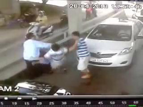 Nữ nhân viên soát vé cầu Bãi Cháy bị chủ phương tiện hành hung dã man vì bức xúc "phí chồng phí"