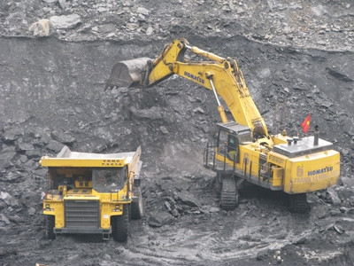Máy xúc bị thu giữ khi khai thác than trái phép. Máy xúc bị thu giữ khi khai thác than trái phép.