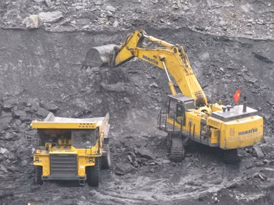 Máy xúc bị thu giữ khi khai thác than trái phép.