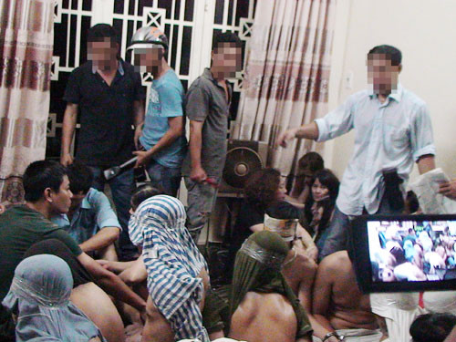 Các con bạc bị bắt tại hiện trường - Ảnh: C.T.V Các con bạc bị bắt tại hiện trường - Ảnh: C.T.V