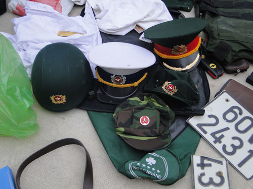 Vũ khí quân trang thu giữ trên xe và tại nhà của Phụng Vũ khí quân trang thu giữ trên xe và tại nhà của Phụng