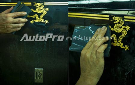 Các đại gia Việt Nam cố gắng tự trang trí phiên bản rồng bằng cách thiếp vàng ta lên, nhưng nó thực ra lại là sự phá hỏng văn hóa coachline của Rolls Royce. Các đại gia Việt Nam cố gắng tự trang trí phiên bản rồng bằng cách thiếp vàng ta lên, nhưng nó thực ra lại là sự phá hỏng văn hóa coachline của Rolls Royce.