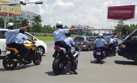 Đoàn vệ sĩ bảo vệ giơ gậy, chặn xe di chuyển để cho đoàn của Nick Vujicic qua trong chiều 22/5 (Ảnh: internet) Đoàn vệ sĩ bảo vệ giơ gậy, chặn xe di chuyển để cho đoàn của Nick Vujicic qua trong chiều 22/5 (Ảnh: internet)