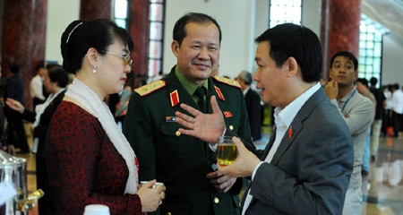 Các đại biểu bên hành lang QH. Ảnh: Minh Thăng