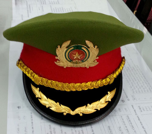 Mũ kê pi cấp tướng thu giữ tại sòng bạc - Ảnh: Đàm Huy Mũ kê pi cấp tướng thu giữ tại sòng bạc - Ảnh: Đàm Huy