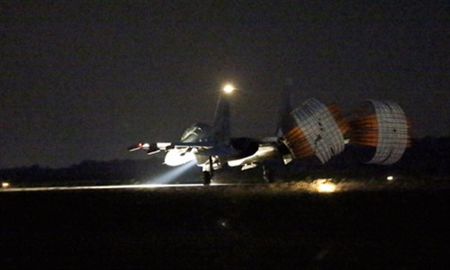 Chiếc máy bay đầu tiên hoàn thành chuyến bay trở về an toàn. Chiếc máy bay đầu tiên hoàn thành chuyến bay trở về an toàn.