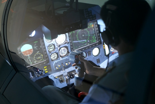 Trước khi bay đêm, phi công thực hiện bay tập trong buồng tập lái tại trung đoàn. Trước khi bay đêm, phi công thực hiện bay tập trong buồng tập lái tại trung đoàn.