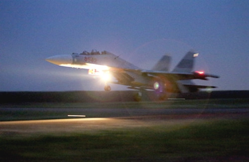 “Hổ mang chúa” đầu tiên bắt đầu cất cánh. “Hổ mang chúa” đầu tiên bắt đầu cất cánh.