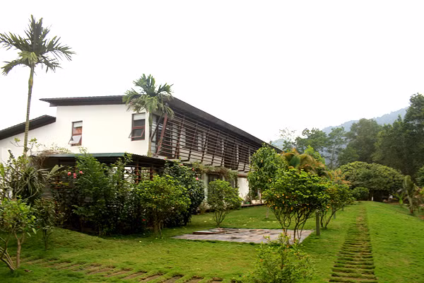 Khuôn viên nhà ca sĩ Mỹ Linh được cho là xây dựng trên đất rừng phòng hộ.