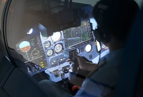 Trước khi bay đêm, phi công thực hiện bay tập trong buồng tập lái tại trung đoàn.