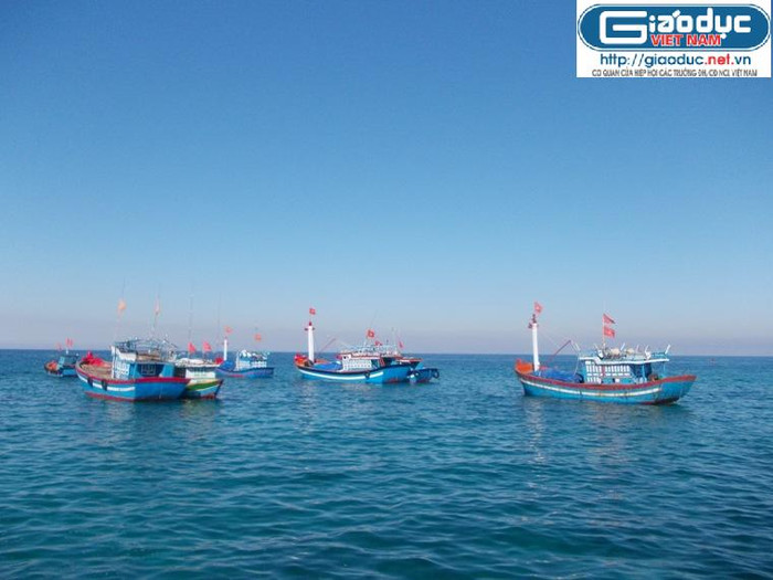 Tàu ngư dân Lý Sơn đang vươn khơi Tàu ngư dân Lý Sơn đang vươn khơi