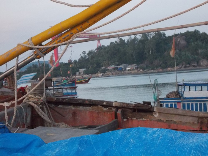 Những thanh gỗ trên cabin bị gãy do tàu Trung Quốc tông Những thanh gỗ trên cabin bị gãy do tàu Trung Quốc tông