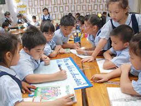 Một môi trường học mới, hiện đại hy vọng sẽ giúp bé Bích quên dần nỗi ám ảnh kinh hoàng về thảm án của cả gia đình. (Ảnh minh họa). Một môi trường học mới, hiện đại hy vọng sẽ giúp bé Bích quên dần nỗi ám ảnh kinh hoàng về thảm án của cả gia đình. (Ảnh minh họa).