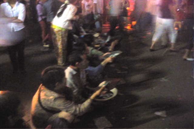 Tại chùa Việt Nam Quốc Tự (đường 3/2, Q.10, TP.HCM), lực lượng ăn xin đổ về đông đảo hơn bao giờ hết. Từ bên ngoài cổng chùa, trong sân chùa, chính điện và thậm chí lên cả các tầng lầu của chùa... đều có mặt đội ngũ ăn xin, đông nhất là trẻ nhỏ Tại chùa Việt Nam Quốc Tự (đường 3/2, Q.10, TP.HCM), lực lượng ăn xin đổ về đông đảo hơn bao giờ hết. Từ bên ngoài cổng chùa, trong sân chùa, chính điện và thậm chí lên cả các tầng lầu của chùa... đều có mặt đội ngũ ăn xin, đông nhất là trẻ nhỏ