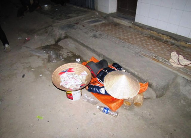 Khi lực lượng chức năng xuất hiện, ngay lập tức lực lượng bảo kê “chăn dắt” sẽ thông báo với những đứa bé che mặt hoặc dùng nón bịt kín đầu của người ăn xin Khi lực lượng chức năng xuất hiện, ngay lập tức lực lượng bảo kê “chăn dắt” sẽ thông báo với những đứa bé che mặt hoặc dùng nón bịt kín đầu của người ăn xin