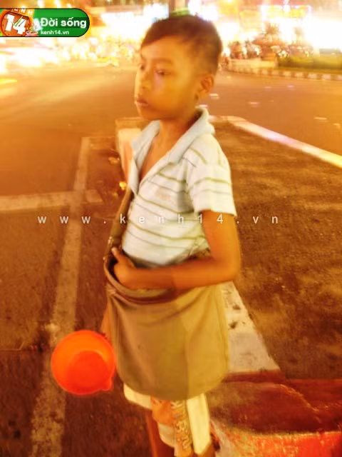 Sâu tận trong cùng ngõ hẻm của những con đường Sài Thành vẫn tồn tại rất nhiều đứa trẻ lang thang xin tiền khách đi đường. (Ảnh kênh 14)