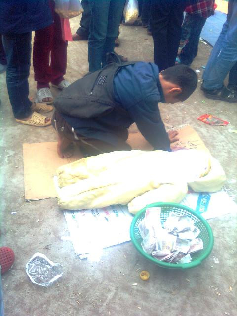 Trẻ em bị chăn dắt đi ăn xin (ảnh chụp tại khu vực đường ray xe lửa, P.1, Q.Gò Vấp, TP.HCM) (Ảnh Bạn đọc)