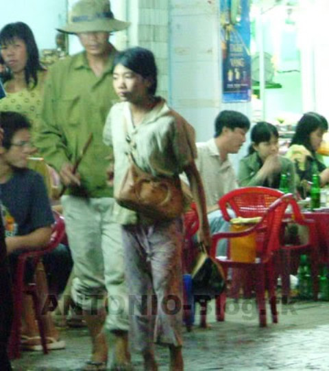 Kẻ chăn dắt giả mù kèm một em bé ăn xin trong đường dây (Ảnh Bạn đọc)