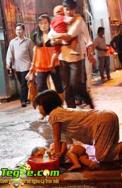 Lạc lõng giữa đường phố tấp nập... Lạc lõng giữa đường phố tấp nập...