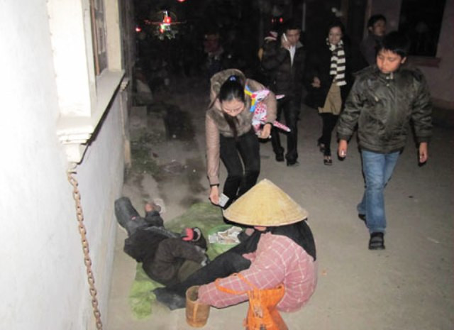 Khóc lóc, van xin sự lòng thương hại của mọi người Khóc lóc, van xin sự lòng thương hại của mọi người