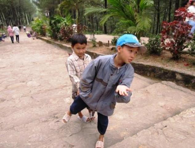 Trong những ngày đầu năm này, mỗi ngày có hàng nghìn du khách đổ về tượng đài Quán Thế Âm ở núi Tứ Tượng, thôn Bằng Lãng, xã Thủy Bằng, thị xã Hương Thủy, tỉnh Thừa Thiên Huế để dâng hương, cầu an. Tuy nhiên, một vấn đề nhức nhối nhất hiện nay ở chốn này là cảnh tượng những người ăn xin từ già đến trẻ nằm vật vã khắp các chốn dẫn lên tượng đài Quán Thế Âm để xin tiền du khách. (Ảnh xã luận) Trong những ngày đầu năm này, mỗi ngày có hàng nghìn du khách đổ về tượng đài Quán Thế Âm ở núi Tứ Tượng, thôn Bằng Lãng, xã Thủy Bằng, thị xã Hương Thủy, tỉnh Thừa Thiên Huế để dâng hương, cầu an. Tuy nhiên, một vấn đề nhức nhối nhất hiện nay ở chốn này là cảnh tượng những người ăn xin từ già đến trẻ nằm vật vã khắp các chốn dẫn lên tượng đài Quán Thế Âm để xin tiền du khách. (Ảnh xã luận)