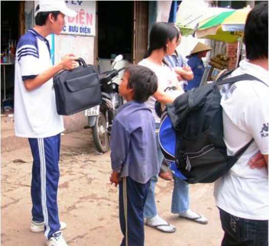 Tại bến xe An Sương thuộc quận 12 luôn xuất hiện một số trẻ em khoảng 5 – 12 tuổi chèo kéo xin tiền hành khách (Ảnh SGGP)