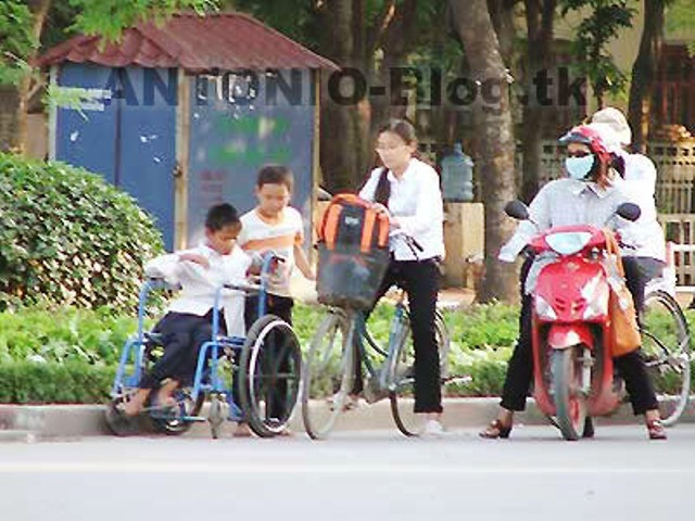 2 anh em cậu bé tàn tật chỉ đi xin tiền ở các ngã tư đông người