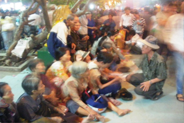 Đội quân "cái bang" và trẻ nhỏ kéo dài từ cổng vào đến trong sân chùa (ảnh: N.D) Đội quân "cái bang" và trẻ nhỏ kéo dài từ cổng vào đến trong sân chùa (ảnh: N.D)