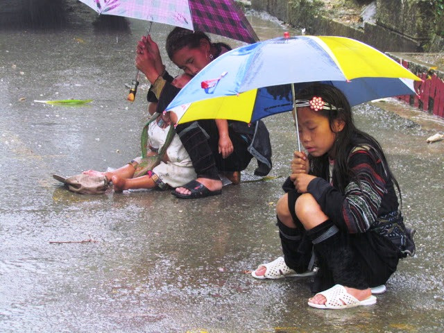 Các cháu bé người Mông ngồi bệt ăn xin, ngủ gật giữa trời mưa, trước cửa Công an Thị trấn Sa Pa (Lào Cai)