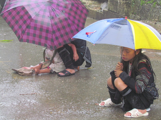 2 chị em và 1 bạn, trước cửa Trụ sở Công an Thị trấn Sa Pa (Ảnh Mai Thanh Hải)